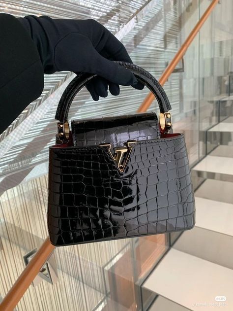 Check out my bio if you like fashion Trending Bags, Tas Lv, Designer Handbags Louis Vuitton, Designer Purses And Handbags, Fendi Bag, Bag Obsession, Hot Bags, Girly Bags, Handbag Heaven