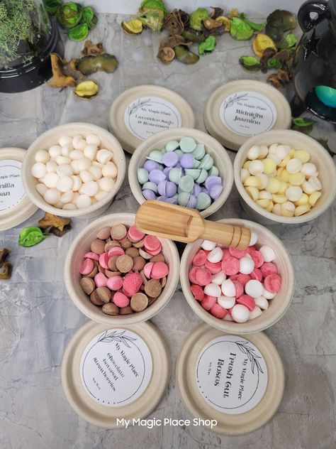 These handmade Scented Wax Melts are comprised of 100% Soy Wax! Our wax melts are handmade with essential oils, and phthalate-free fragrances, Once melted create a shimmering pool of magic you will enjoy! They are packed in a beautiful Kraft Cup and they are perfect for a unique gift. ♥Pick your favorite :)  Quantity: Approximately 3 oz  They do look like candies to little ones, so please keep away from children Burning wax melts/ candles should never be left unattended. Serious damage and/or fi Advent Calendar Wax Melts, Waffle Wax Melts, Wax Melt Scoopies, Unique Wax Melts, How To Make Wax Melts, Wax Melt Storage Ideas, Wax Melts Ideas, Wax Melt Packaging Ideas, Wax Melt Display