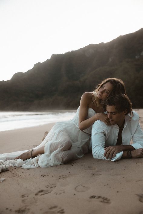 Wedding Pictures Beach, Beach Wedding Pics, Engagement Photo Shoot Beach, Engagement Pictures Beach, Couples Beach Photography, Dream Beach Wedding, Couple Engagement Pictures, Engagement Pic, Ocean Wedding