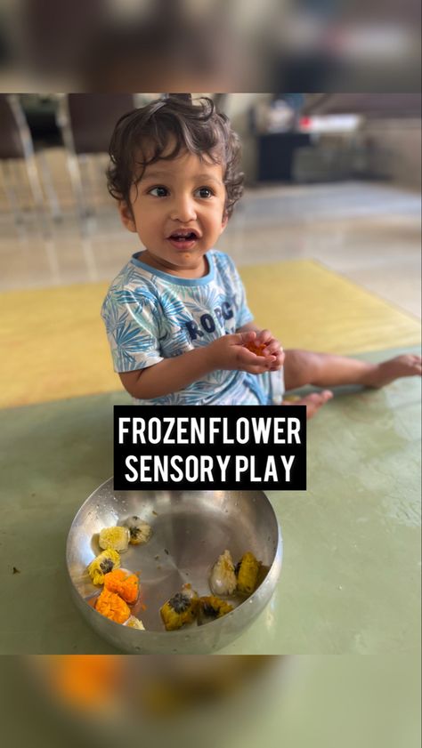 A sinpel set up for your toddlers with lots of fun involved! You can add scoops and dropper as well and let them enjoy till the ice melts completely. Ice Play For Toddlers, Edible Messy Play For Babies, Melting Ice Activity For Preschool, Sensory Snow Recipe, Flower Sensory, Frozen Flowers Sensory Ice Play, Ice Melting, Diy Activities, Sensory Play