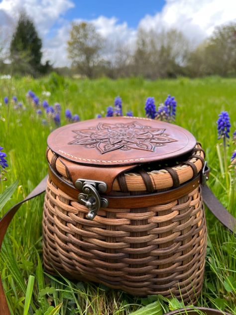 Big Picnic Basket, Ren Faire Basket, Foraging Basket Backpack, Diy Foraging Basket, Foraging Aesthetic, Spring Foraging, Foraging Basket, Foraging Bag, Bamboo Diy