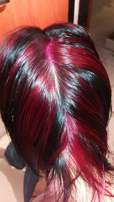 Dark Pink And Black Hair, Monster High Red Hair, Red And Black Raccoon Tails Hair, Monster High Hair Inspiration, Draculaura Hair Dye, Monster High Hair Dye, Pink Dye Hair, Black And Pink Hair Short, Draculaura Hairstyle