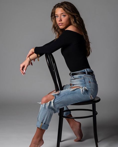 Simple Poses Photography, Female Model Photoshoot Outfits, Different Poses For Pictures Instagram, Women Studio Poses Photography, Bodysuit And Jeans Photoshoot, Sitting Model Poses Chair, Studio Photography Poses Women Chair, Photoshoot With Stool Outside, Studio Photo Shoot Outfit Ideas