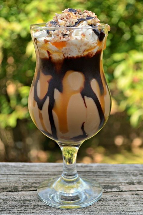 Irish Cocktails, Turtle Coffee, Irish Coffee Recipe, Heath Bar, Chocolate And Caramel, Ice Cream At Home, Caramel Syrup, Coffee Drink Recipes, Coffee Cocktails