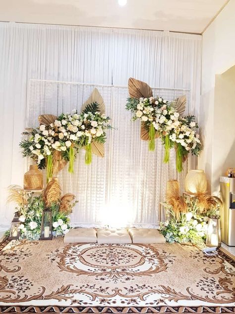 Dekor Lamaran Rustic, Background Lamaran Simple, Backdrop Lamaran Simple, Dekor Engagement Simple, Backdrop Engagement Simple, Background Lamaran, Gold Wedding Reception Tables, Pengajian Pernikahan, Backdrop Lamaran