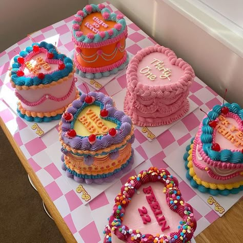 Vintage Birthday Cakes, Pastel Cupcakes, Shaped Cakes, Heart Shaped Cakes, Mini Cakes Birthday, Creative Birthday Cakes, Fake Cake, Birthday Inspo, Pretty Birthday Cakes