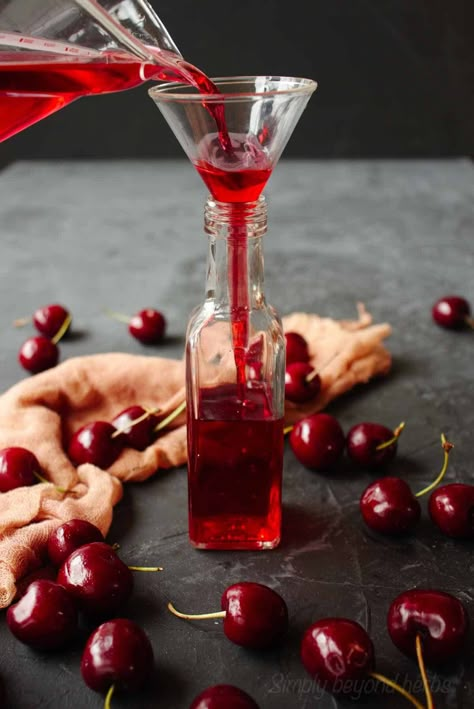 Preserved Cherries, Cherry Vinegar, Fermented Fruit, Fruit Vinegar, Pickled Vegetables Recipe, Vinegar Recipes, Flavored Vinegars, Infused Vinegars, Lacto Fermented