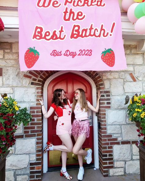 Strawberry Shortcake theme for Alpha Chi Omega at the University of Missouri - Columbia Strawberry Shortcake Bid Day, Bow Bid Day Theme, Strawberry Bid Day Theme, Sorority Themes, Recruitment Themes, Sorority Bid Day, Theta Phi Alpha, Alpha Xi, University Of Missouri