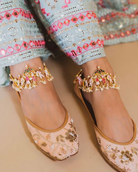 Tag a bride to be who needs to add these barathi payal to their wishlist💗 Outfit/Jewelry: @banudesigns B Anu Team: @_antisha_s_… | Instagram Indian Crepe, Modern Indian Jewelry, Indian Footwear, Asian Attire, Elephant Anklet, Anklets Indian, Indian Bridal Jewelry, Indian Shoes, Indian Bridal Jewellery