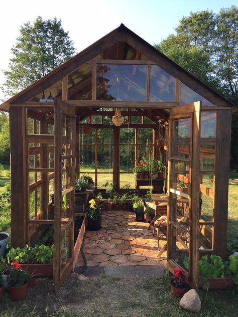 Green House Backyard, Small Home Greenhouse, Basic Garden Ideas, Garden Life, Aesthetic Green House, Mountain Homestead, Beautiful Greenhouse, Plant Greenhouse, Green House Garden