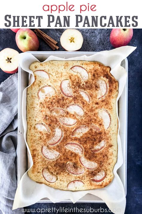 These Apple Pie Sheet Pan Pancakes are SO delicious and simple to make!  With flavours of apple and cinnamon, this recipe is a must make for fall. Pie Sheet Pan, Apple Pie Pancakes, Sheet Pan Pancakes, Pan Pancakes, Apple Cinnamon Pancakes, Yummy Pancake Recipe, Flavored Pancakes, Pumpkin Delight, Healty Dinner