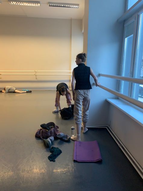 Urdang Academy, Dance Studio Aesthetic, Studio Aesthetic, Dancer Lifestyle, Ballet Pictures, Ballet Girl, Ballet Academy, Ballet Inspiration, Ballet Core