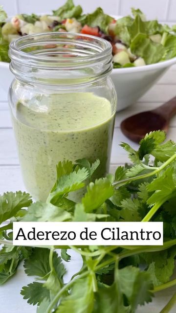 Nancy | Provechito Monterrey compartió una publicación en Instagram: "ADEREZO DE CILANTRO sígueme en @provechitomonterrey para recetas delis y SÚPER SÚPER fáciles ❤️ Regálame un like si te gusta 💬 Comenta, me encanta leerte! ✔️ Guárdala para que la hagas después   YO LE PUSE - 4 cucharadas de yogurt griego natural - 2 cucharadas de mayonesa - 2 cucharadas de aceite de oliva - Jugo de 1 limón - 2 dientes de ajo - 1/2 manojo de cilantro - 1/2 Cda a 1 Cda de tu sazonador preferido  CÓMO LO HAGO 1 Vegetarian Recipes Low Carb, Olive Oil Noodles, Veggies Ideas, Pasta Vegetarian, Vegan Sauce, Mushroom Recipes Pasta, Kitchen Aid Recipes, Sausage Pasta Recipes, Best Pasta