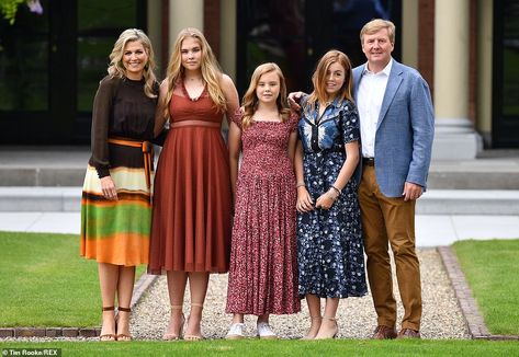 Family portrait: Maxima and Willem-Alexander proudly posed with their daughters. The three... Three Princesses, Dutch Royal Family, Princess Amalia, Dutch Princess, Princess Alexia, Royal Families Of Europe, Blue Friday, Dutch Royalty, Queen Máxima Of The Netherlands