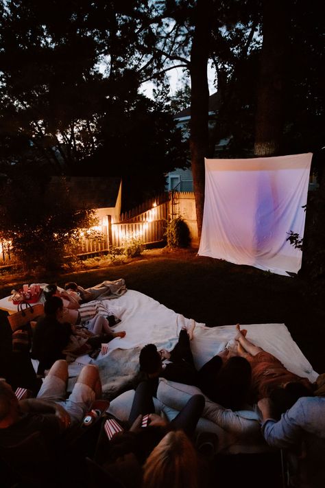 Outside Movie Night Party, Diy Backyard Movie Night, Movie Night Essentials, Birthday Movie Night, Summer Movie Night, Outside Movie, Outdoor Movie Night, Light Movie, Top Movie