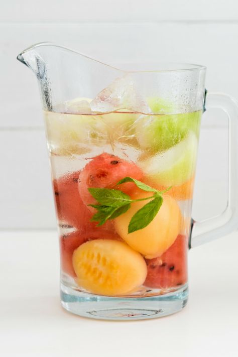 Melon Infused Water - Infused Water Combinations Summer Cocktail Recipes Vodka, Summer Vodka Cocktails, Easy Alcoholic Drinks, Raspberry Mojito, Spa Food, Vodka Tonic, Mojito Mocktail, Tonic Recipe, Vodka Cocktails Recipes