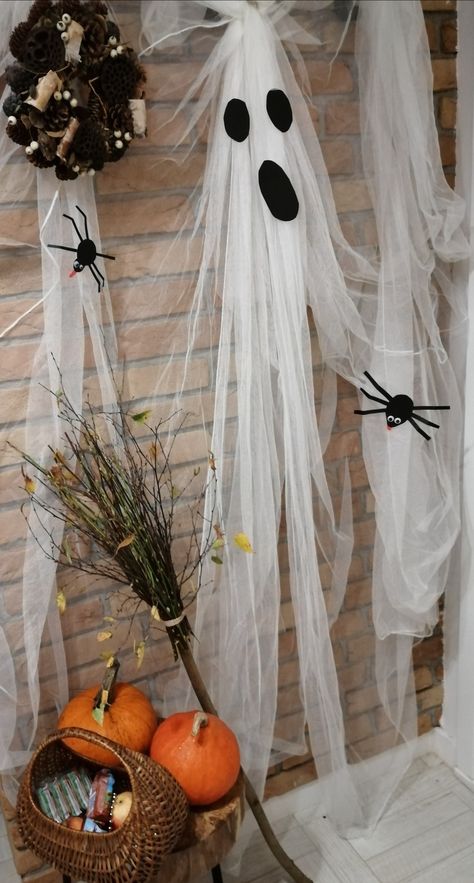 Painel Halloween, Diy Halloween Ghost Decorations, Halloween Outdoor Ghost, Halloween Theme Birthday, Diy Halloween Ghosts, Diy Ghost, Spooky Diy, Dekorasi Halloween, Halloween Photo Booth