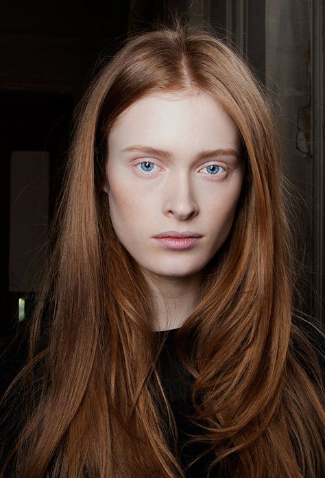 Châtain cuivré : tout savoir sur la coloration châtain cuivré - Marie Claire Butterscotch Hair Color, Butterscotch Hair, Light Auburn Hair, Pale Skin Makeup, Hair Pale Skin, Red Hair Inspo, Hair Romance, Martin Grant, Henna Hair