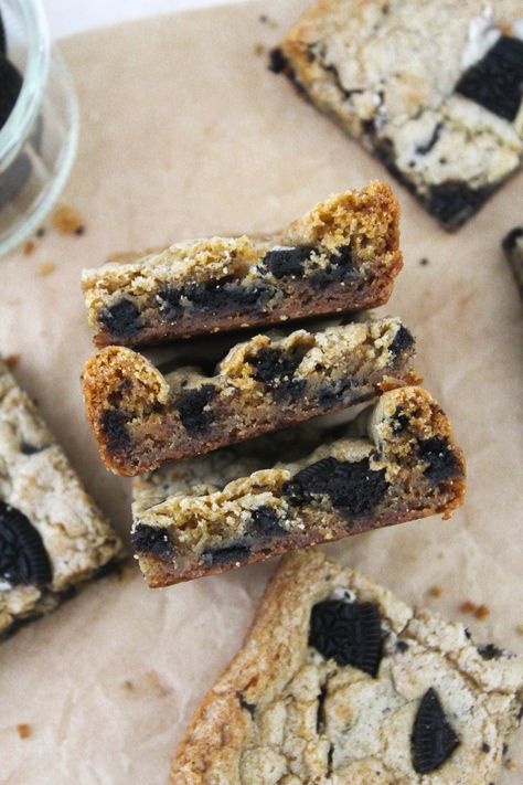 Oreo Blondies - Taffey Bakery Apple Cinnamon Streusel Muffins, Oreo Blondies, Cookies And Bars, Chocolate Oatmeal Bars, Vegetarian Cookies, Dark Chocolate Brownies, Muffin Streusel, Blondies Recipe, Oreo Recipes