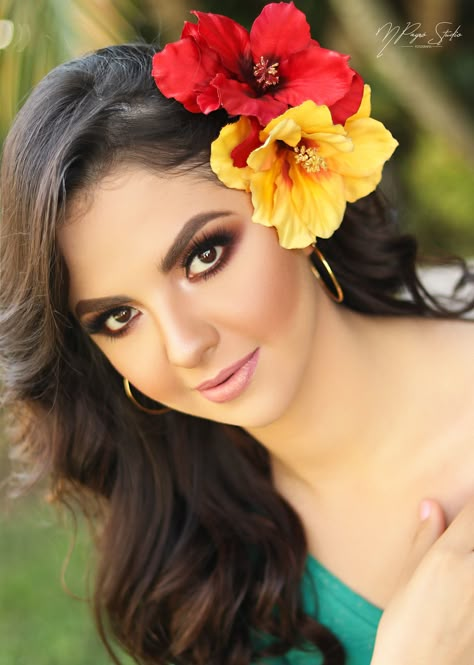 Embajadora centro, tabasqueña Mexican Makeup Look Traditional Party, Havana Nights Makeup, Hairstyles Mexican, Mexican Braids, Havana Dress, Mexican Hairstyles, Hawaiian Hairstyles, Easy Everyday Hairstyles, Ponytail Hairstyles Easy