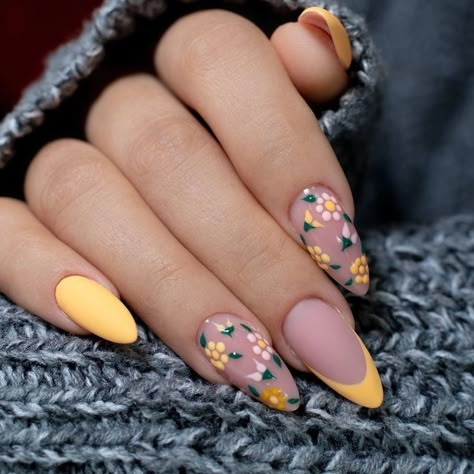 Tulip Nails, Nails Yellow, Subtle Nails, Colorful Nails, Spring Nail Art, Nails 2024, Spring Nail, Diy Tips, Nail Designs Spring