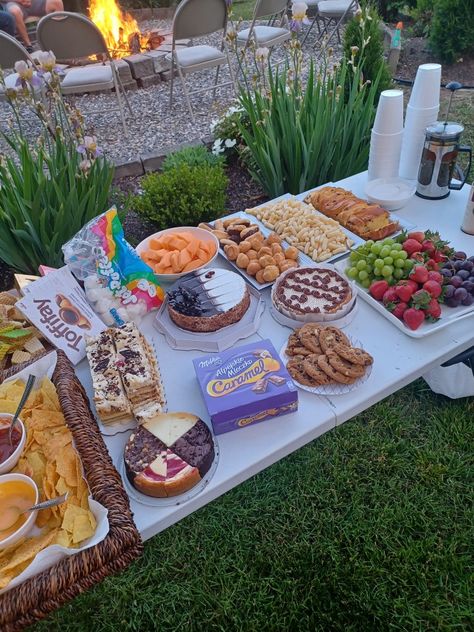 Birthday Party Outside Ideas Summer, Fun Bonfire Ideas, Bonfire Party Games For Adults, Bonfire Ideas Food, Fire Pit Night Friends, Bonfire Themed Birthday Party, Bonfire Set Up, Cookout With Friends, Summer Bonfire Party Ideas