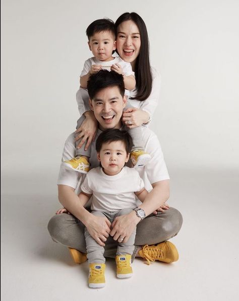 Family Of 4 Photoshoot Poses, Family Photo Studio Ideas, Family Of 4 Photoshoot, Self Foto, Studio Family Portraits, Family Potrait, Family Photo Studio, Big Family Photos, Fam Pics