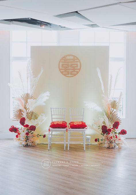 Sharon + Kellan's Modern Chinese Themed Wedding at Maritime Parc New Jersey — Jelo Flowers & Decor Tea Pai Decoration Backdrop, Cantonese Wedding, Engagement Decorations Chinese, Tea Ceremony Backdrop, Modern Chinese Wedding Decor, Vietnamese Wedding Decorations, Candy Moodboard, Modern Asian Wedding, Chinese Tea Ceremony Decoration