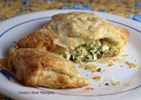 Pesto Chicken in Puff Pastry | Linda's Best Recipes Chicken In Puff Pastry, Macro Meal Planning, Cooking Greens, Meal Prepping Recipes, Wine Pairing Menu, Puff Pastry Chicken, Greens Recipes, Hand Pies Savory, Pesto Recipes