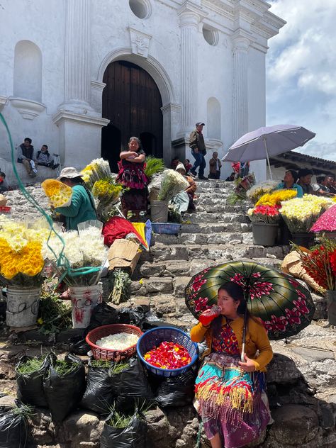 #market #chichi #guatemala Salvadorian Aesthetic, Guatemalan Aesthetic, Guatemala Culture, Mexican Nature, Guatemala Aesthetic, Latin Countries, Latino Art, Guatemala Travel, Long Gone