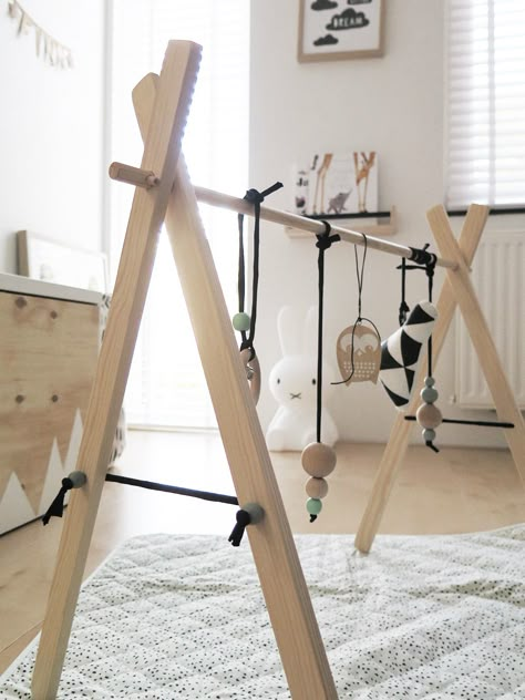 DIY: Wooden babygym - That Friday Feeling Diy Baby Gym, Wood Baby Gym, Baby Nursery Diy, Diy Bebe, Montessori Baby, Baby Gym, Baby Diy, Nursery Design, Diy Toys