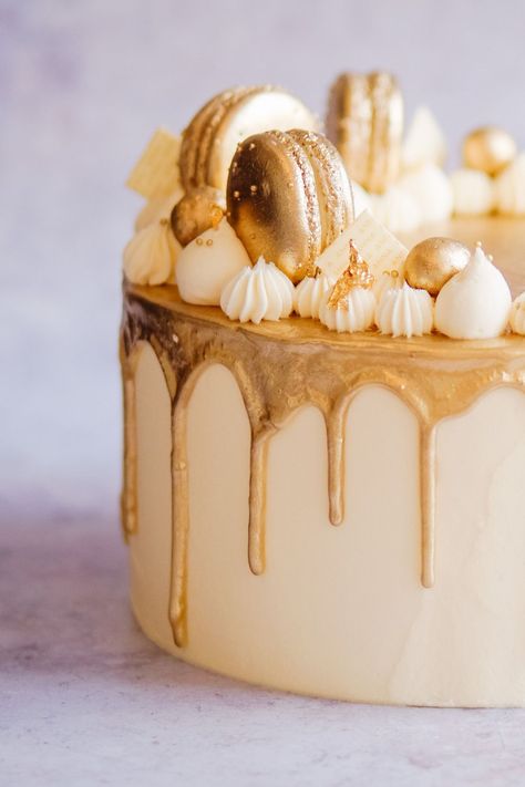 Gold And Cream Birthday Cake, Gold Macaron Cake, White And Gold Cake Ideas, Golden Drip Cake, Gold Cake Design Birthday, Torte Gold, Gold Theme Cake, Gold Cake Design, White And Gold Birthday Cake