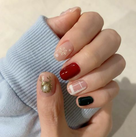 Red Nail Design, Ideas For New Year, Red Nail Art Designs, New Years Nail Art, Tech Inspiration, Bunny Nails, Minimalist Nail Art, Korean Nails, Green Nail Polish