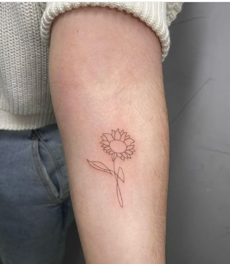 Sunflower Tattoo On Wrist, Sunflower Tattoo Ideas, Sunflower Tattoo Simple, Cream Tattoo, Tattoo Line, Petit Tattoo, Small Sunflower, Daisy Tattoo, Bff Tattoos