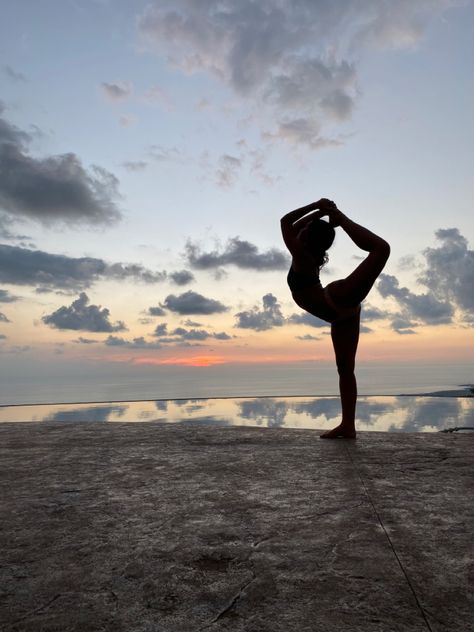 Beach Yoga Black Woman, Beach Yoga Poses, Dancer Pose Yoga, Yoga For Flat Belly, Photo Yoga, Isha Yoga, Dancer Pose, Yoga Inspo, South Carolina Beaches