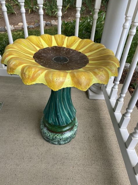 Paint Bird Bath, Painting A Bird Bath, Bird Bath Painting, Bird Bath Makeover, Painted Birdbath, Mushroom Bird Bath, Bird Bath Painting Ideas Concrete, Sunflower Bird Bath, Birdbath Planter Ideas