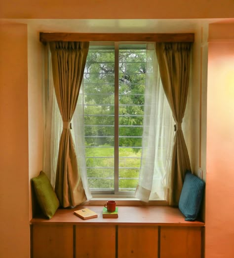 Cute sitting window Windows Sitting Ideas, Sitting Window Bedroom, Indian Windows Ideas, Small Window Seat Design Bedrooms, Window Sitting Ideas Master Bedrooms, Indian Window Design Living Rooms, Windows Ideas Indian, Indian House Window Design, Indian Window Design Modern