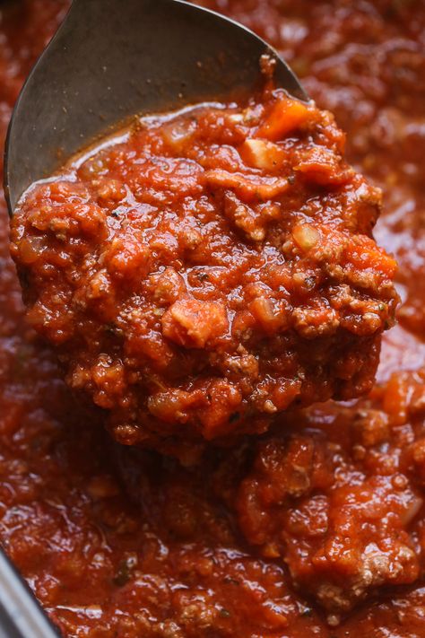 Slow Cooker Bolognese Sauce. SUch a great recipe that feeds a crowd! Slow Cooker Bolognese Sauce, Slow Cooker Spaghetti Sauce, Slow Cooker Bolognese, Bolognese Sauce Recipe, Best Easy Dinner Recipes, Sauce Bolognaise, Sauce Spaghetti, Spaghetti Sauce Recipe, Sunday Sauce