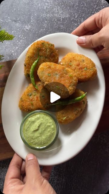 Purna  /Recipe Creator on Instagram: "Veg poha cutlet 😍  Save the video and try it later   Follow @purna_recipes for more interesting recipes   Ingredients- 1 cup soaked poha 4-5 boiled potatoes  1/3 cup grated carrot  1/3 cup chopped capsicum  1/3 cup boiled peas 2-3 tbsp chopped coriander leaves  1 green chilli chopped  1 tsp red chilli powder  1/2 tsp turmeric powder  1 tsp coriander powder  1 tsp chaat masala  Salt to taste  For slurry- 3 tbsp Cornflour  2 tbsp maida 1/2 tsp salt  For coating- 1/2 cup bread crumbs   Oil for frying   #purna_recipes #instareels #cutlets #cutlet #pohacutlet #snacks #easyrecipes #kidsrecipes #kidslunchboxrecipes" Veg Cutlet Recipes Video, Veg Cutlet Recipes, Potato Cutlets, Cutlets Recipes, Red Chilli Powder, Interesting Recipes, Chaat Masala, Turmeric Powder, Coriander Powder