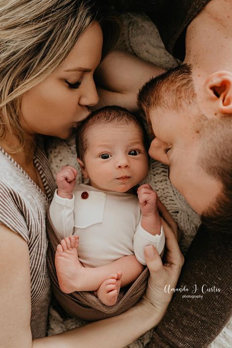 Fall Newborn Pictures, Outdoor Newborn Photography, Lifestyle Newborn Family, Newborn Family Pictures, Diy Newborn Photography, Newborn Family Photography, Baby Pictures Newborn, Newborn Family Photos, Newborn Photography Poses