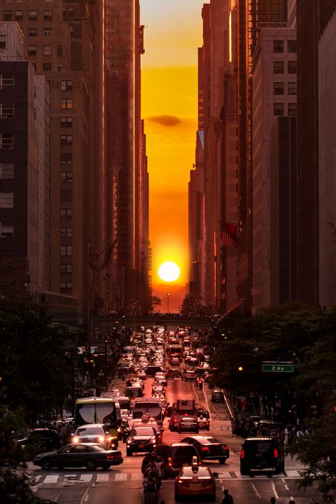 Manhattanhenge Manhattan Henge, New York Sunset, 42nd Street, View Wallpaper, City Vibe, Sunset Photos, City Streets, Beautiful Sunset, Beautiful Wallpapers