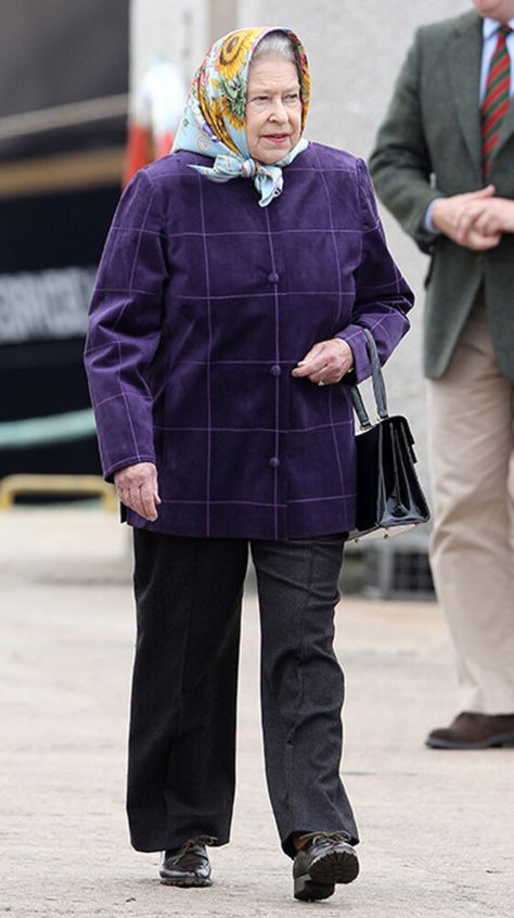 The Queen in trousers - all the times the royal has worn trousers - Photo 8 Elizabeth Queen, Queen Elisabeth, Prinz Charles, Rainha Elizabeth Ii, English Royal Family, Purple Coat, Elisabeth Ii, Queen Pictures, Princess Elizabeth