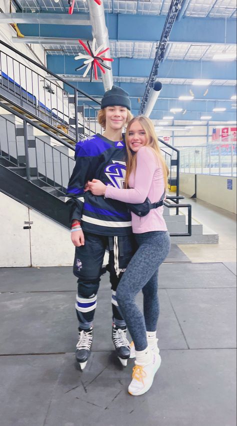 Hockey Bf And Gf, Hockey Gf Outfit, Hockey Wife Outfit, Hockey Game Fits, Hockey Bf Aesthetic, Hockey Boys Couple, Cute Hockey Couples, Hockey Girlfriend Outfits, Hockey Boyfriend Aesthetic