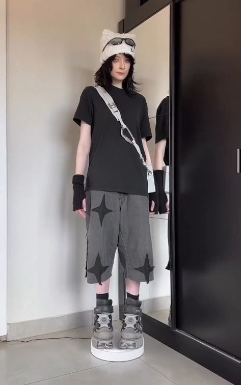 Y2k Cybercore Outfits, Vkei Style, Punk Street Style, Japanese Street Wear, Japan Outfit, Casual Outfit Inspiration, Cyberpunk Fashion, Tomboy Outfits, Tomboy Style Outfits