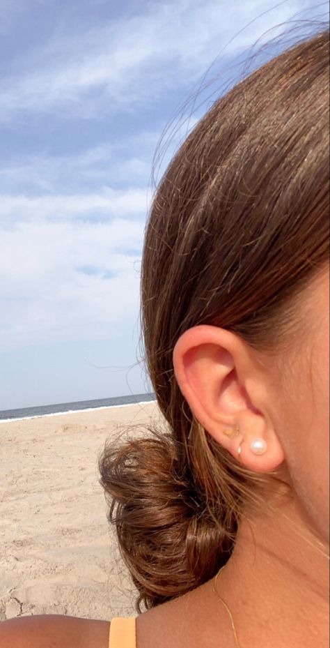 Beach Ear Piercings, Third Piercing Ideas, Three Piercings Ears, Three Lobe Piercings, Piercings Butterfly, Second Piercing Earrings, Pearl Earrings Outfit, Three Piercings, 2nd Piercing