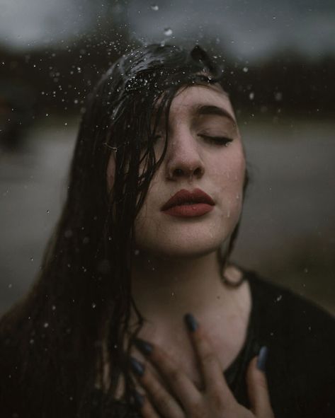 Rain Portrait, Rainy Photoshoot, Rainy Photography, Girl In Rain, City Rain, Rain Photo, Simple Portrait, Concept Photography, Adventure Photos