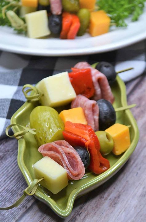 A small plate is arranged with charcuterie on a stick. Charcuterie Tooth Picks, Charcuterie On A Stick, Appetizers On A Stick, Easy Entertaining Dinner, Charcuterie Skewers, Appetizer Skewers, Fancy Lunch, Favorite Party Appetizers, Appetizer Christmas