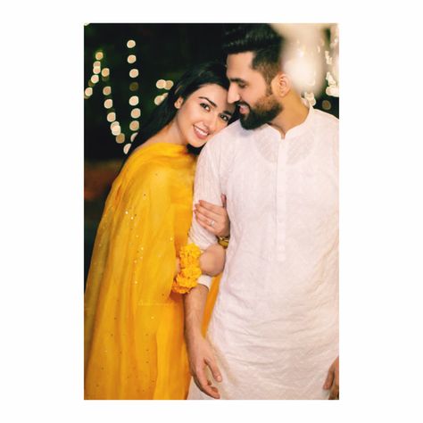 Couple Poses Indian Wear, Couples Photos Traditional, Diwali Couple Outfit, Traditional Photoshoot Couple Poses, Lehenga Poses With Husband, Couple Pose Traditional Look, Couple Pose Indian, Couple Poses For Saree, Couple Picture In Traditional