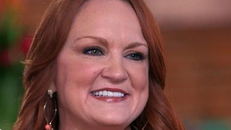 The Pioneer Woman Ree Drummond has a couple of important rules for making corned beef, but the biggest rule is this. Pioneer Woman Recipe, Pioneer Woman Blog, Crash Hot Potatoes, Making Peanut Butter, Gordon Ramsay Recipe, Pioneer Woman Ree Drummond, Brown Recipe, Potato Patties, Small Potato