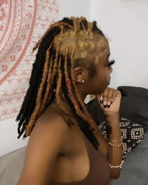 Blonde Highlights Locs, Dread Color Ideas Locs Dark Skin, Skunk Stripe Dreads, Skunk Stripe On Locs, Skunk Stripe Locs, Half Dyed Locs, Loc Dye Ideas, Dreads Black Women, Colored Locs